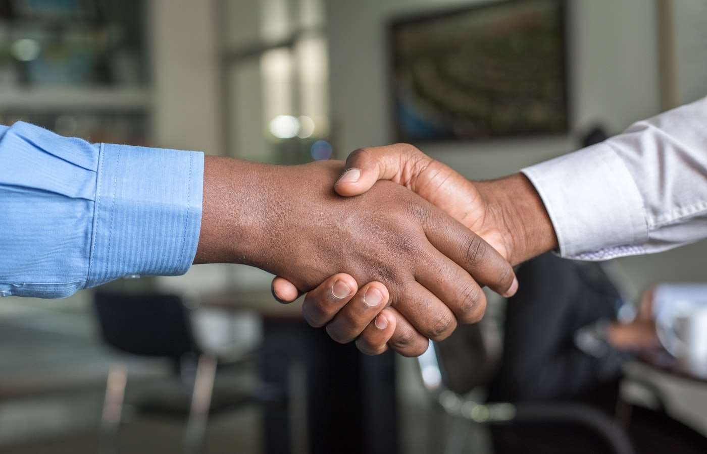 Conversación cercana entre profesional y cliente en un despacho acogedor