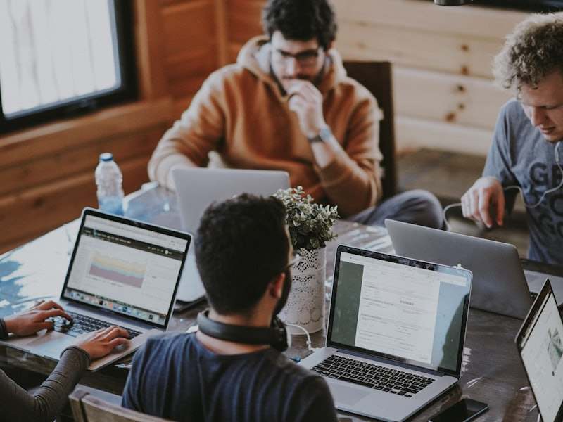 Personas trabajando juntas en un espacio cercano